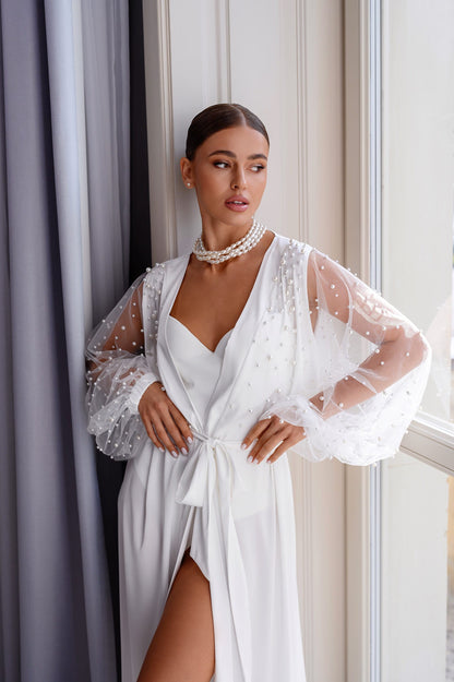 Pearl-Detailed Wedding Robe – Chic and Glamorous Bridal Look